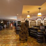 center-restaurant-v12506278.jpg