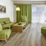 csm_al-fzx1-familienzimmer-wohnzimmer-1_def2d7b90b.jpg